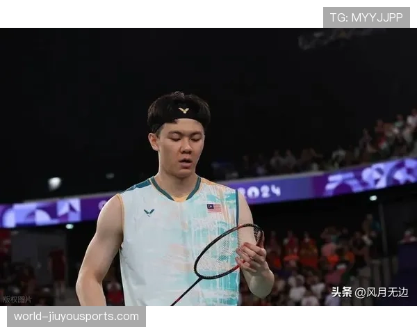 李梓嘉训练完直接瘫在场边啃香蕉,这自律和随性也太反差了吧 李梓嘉训练完直接瘫在场边啃香蕉,这自律和随性也太反差了吧